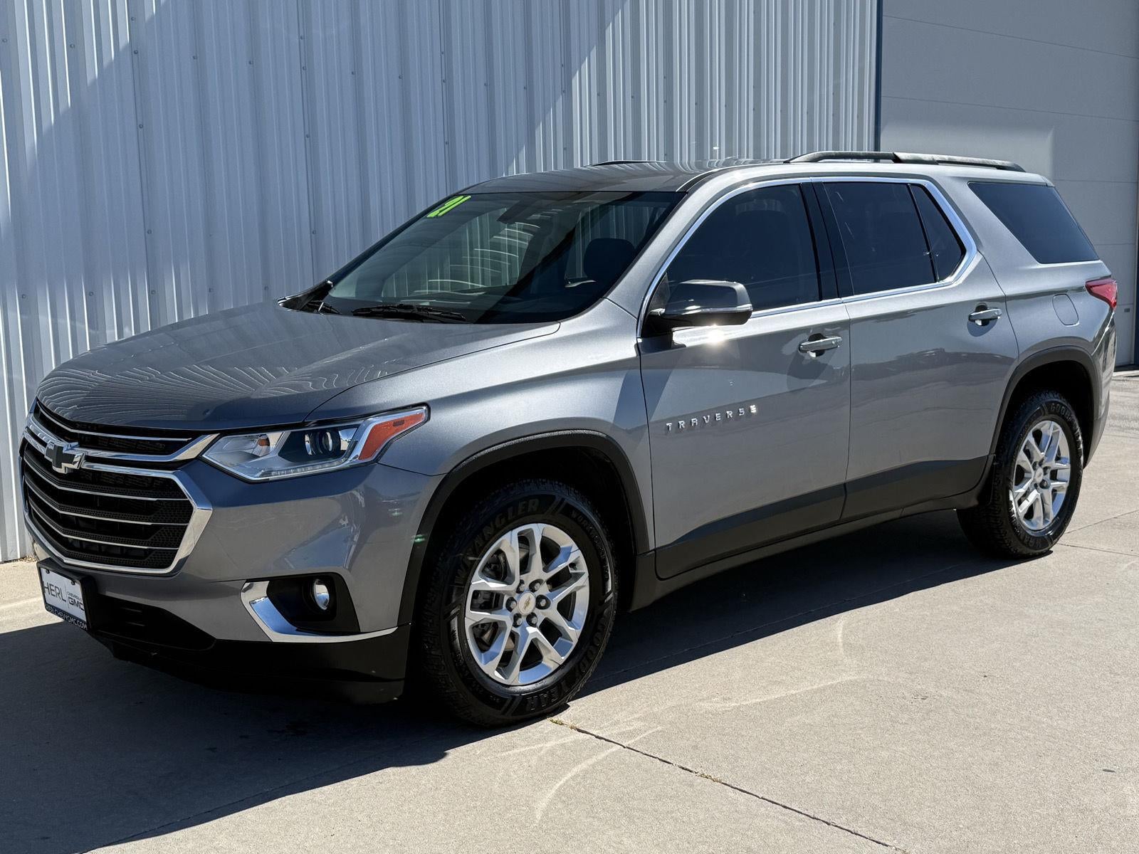 2021 Chevrolet Traverse LT Cloth in Satin Steel Metallic — front three-quarter view