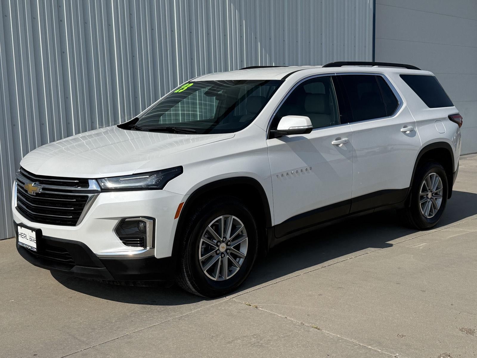 2023 Chevrolet Traverse LT Leather in Iridescent Pearl Tricoat — front three-quarter view